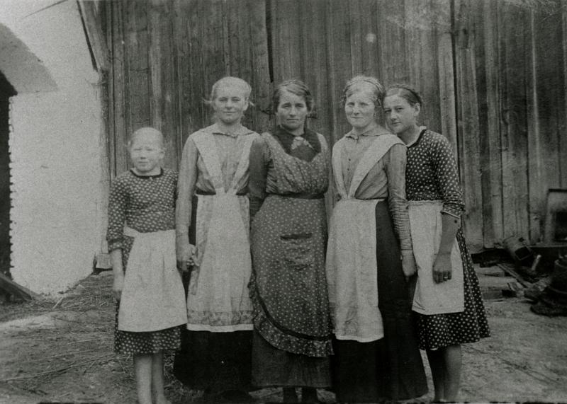 Wirtsderndla Heidi Peppi Maria Philomena Regina ca 1920.jpg